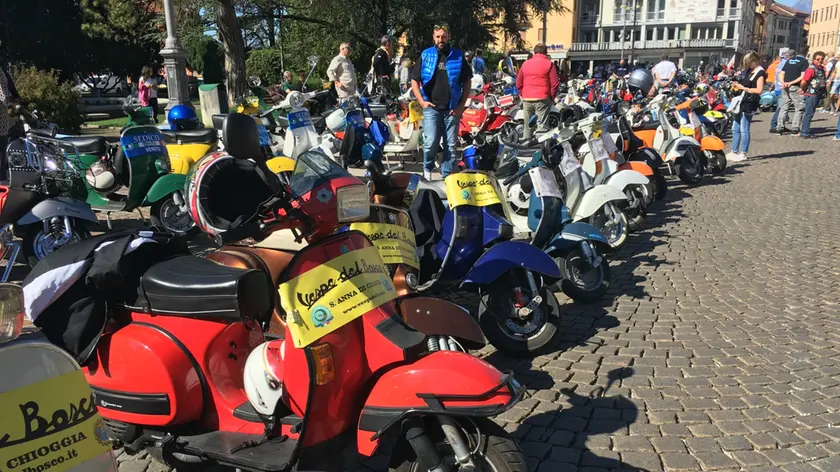 Le Vespe schierate in piazza dei Martiri