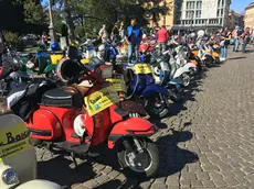 Le Vespe schierate in piazza dei Martiri