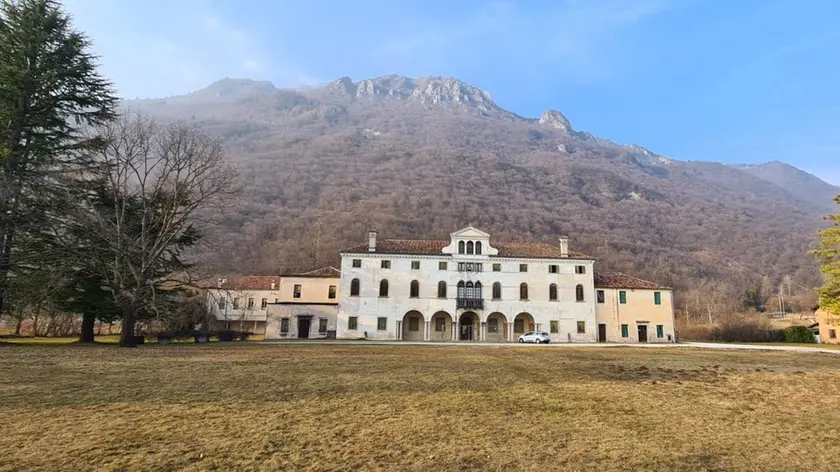 Villa Montalban: nel prato di fronte all’edificio avrebbe dovuto sorgere un impianto sportivo a fine anni ’80