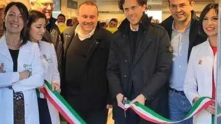 Alberto Da Pian al centro all’inaugurazione della farmacia di Lozzo di Cadore