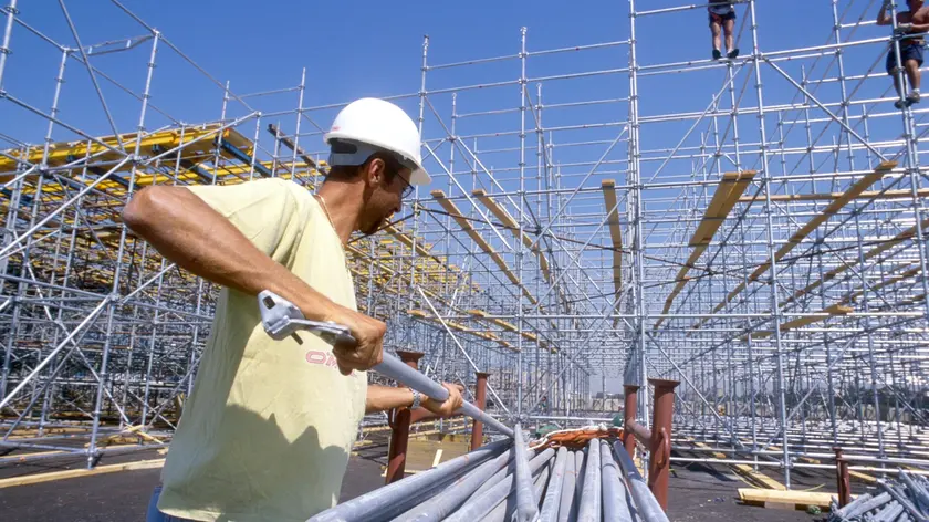 Un operaio al lavoro in un cantiere (foto d'archivio)