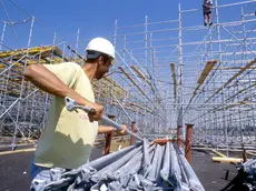 Un operaio al lavoro in un cantiere (foto d'archivio)