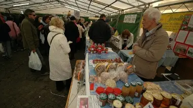 Uno stand con prodotti tipici bellunesi