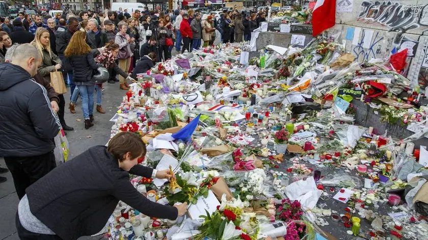 17/11/2015 Parigi, incessante afflusso di persone al memoriale di Place de la Republique in ricordo delle vittime degli attacchi terroristici di venerdi 13 novembre