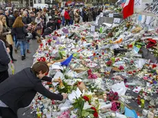 17/11/2015 Parigi, incessante afflusso di persone al memoriale di Place de la Republique in ricordo delle vittime degli attacchi terroristici di venerdi 13 novembre