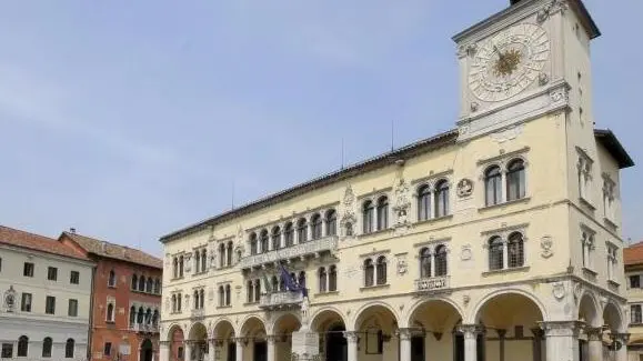 Belluno, 15 maggio 2008. In Piazza Duomo il Palazzo dei Rettori oggi Prefettura - La sede della Prefettura, Palazzo dei Rettori