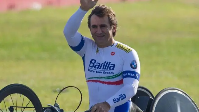 epa03441403 Handbiker and former racing driver Alex Zanardi drives on the Hockenheimring racetrack before the last race of the season of the Deutsche Tourenwagen Meisterschaft (DTM) in Hockenheim, Germany, 21 October 2012. EPA/Uwe Anspach