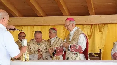 Sacerdoti e religiosi in fila durante la cerimonia Sopra e a fianco il vescovo Andrich con altri prelati