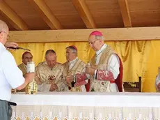 Sacerdoti e religiosi in fila durante la cerimonia Sopra e a fianco il vescovo Andrich con altri prelati