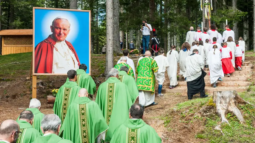 La rpocessione verso il Santuario. La Consacrazione del Santuario naturale dedicato a San Giovanni Paolo II a Lorenzago di Cadore.