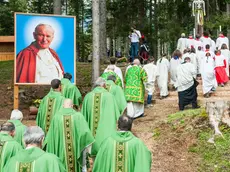 La rpocessione verso il Santuario. La Consacrazione del Santuario naturale dedicato a San Giovanni Paolo II a Lorenzago di Cadore.