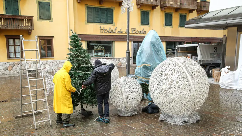L'allestimento della scenografia natalizia in piazzetta Franceschi a Cortina per il nuovo film Cortina Express