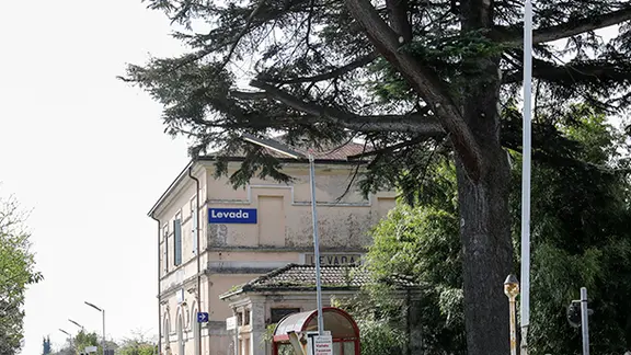 DeWolanski Levada incidente auto contro treno passaggio a livello vicino stazione