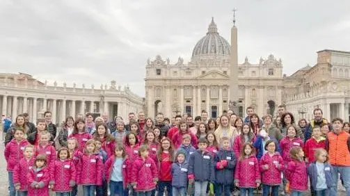 I ragazzi del Coro Arcobaleno in piazza San Pietro