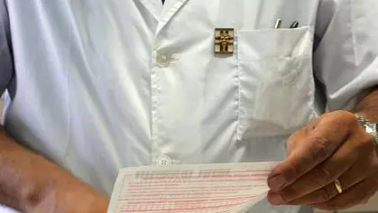 Un farmacista mentre effettua una ricetta