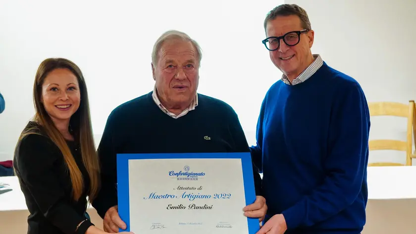 La consegna di un attestato a Emilio Pandini