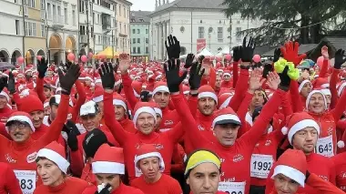 Sotto gli organizzatori della Santa Klaus Runngin durante la presentazione di ieri a Palazzo Rosso di ieri alla presenza del vice sindaco Colle e di altri amministratori Erano presenti Giop, Slongo e Piol vestiti con la divisa di ordinanza, da Babbo Natale