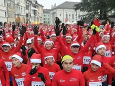 Sotto gli organizzatori della Santa Klaus Runngin durante la presentazione di ieri a Palazzo Rosso di ieri alla presenza del vice sindaco Colle e di altri amministratori Erano presenti Giop, Slongo e Piol vestiti con la divisa di ordinanza, da Babbo Natale