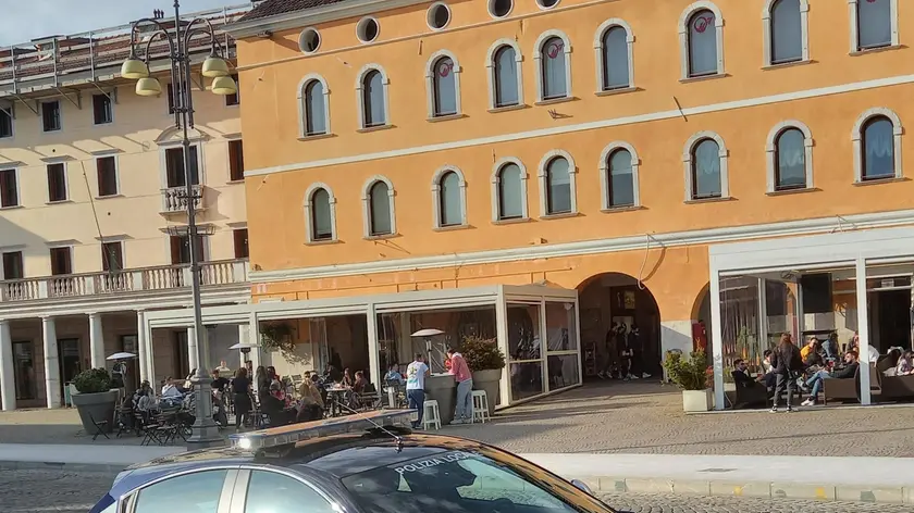 La pattuglia della Polizia locale che ha provveduto alle ricerche del fuggitivo