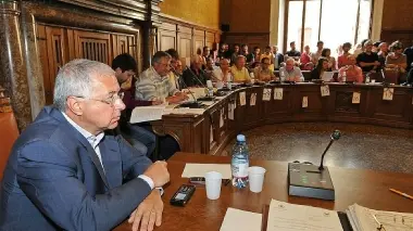 Il sindaco Vaccari in aula. A sinistra gli assenti di ieri: in alto Nunzio Gorza e Dario Bond, sotto Perotto e Tatto.