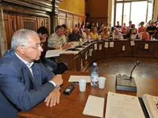 Il sindaco Vaccari in aula. A sinistra gli assenti di ieri: in alto Nunzio Gorza e Dario Bond, sotto Perotto e Tatto.