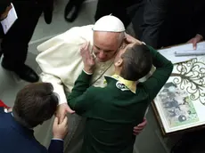 22/11/2014 Citta' del Vaticano, udienza del papa alle famiglie, alle associazioni e agli enti di cura delle persone con autismo. Nella foto papa Francesco riceve il saluto di un ragazzo autistico