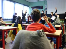 Alunni della scuola di Bollate in attesa di ricevere una confessione di test Covid fai da te donati dall’amministrazione comunale del paese alle porte di Milano, 11 Gennaio 2022. ANSA / MATTEO BAZZI