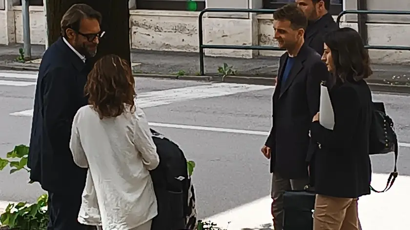 Nella foto accanto il medico leale Antonello Cirnelli con i difensori degli indagati Mauro e Giorgio Gasperin, Monica Azzalini e Valentina Stefani prima dell’autopsia