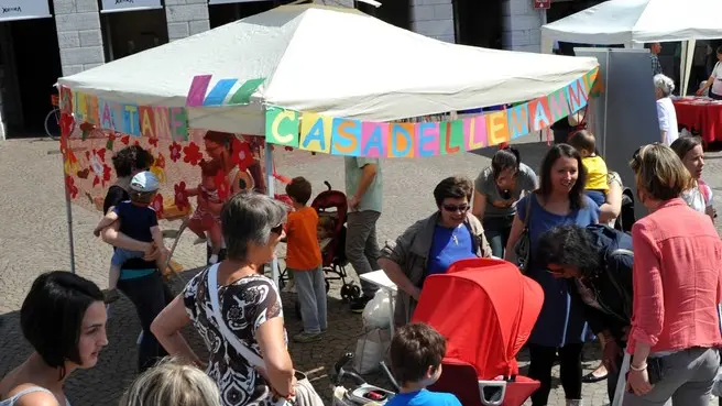 Flash Mob in Piazza dei Martiri per sensibilizzare le donne ad allatare al seno anche in pubblico.