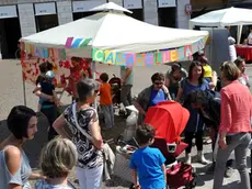 Flash Mob in Piazza dei Martiri per sensibilizzare le donne ad allatare al seno anche in pubblico.