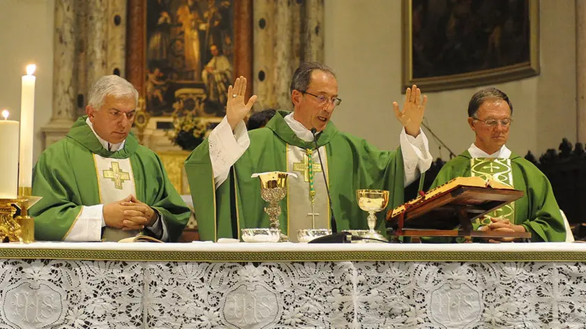 A sinistra don Attilio Zanderigo Jona, in centro il vescovo monsignor Renato Marangoni