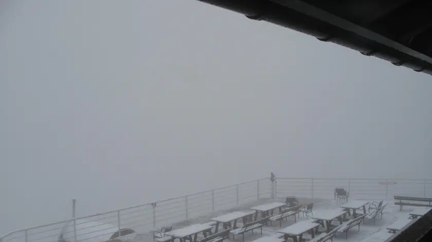 La nevicata al rifugio Lagazuoi alle 11.13 del 10 agosto ripresa dalla webcam