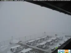 La nevicata al rifugio Lagazuoi alle 11.13 del 10 agosto ripresa dalla webcam