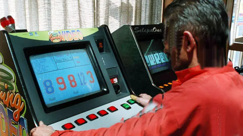 Una foto di archivio ritrae un uomo mentre gioca con un macchitta videopoker. ARCHIVIO MARIO ROSAS - ANSA-CD