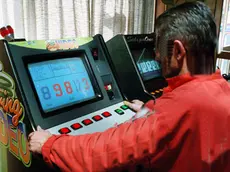 Una foto di archivio ritrae un uomo mentre gioca con un macchitta videopoker. ARCHIVIO MARIO ROSAS - ANSA-CD