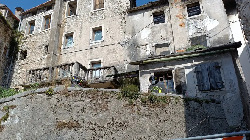 La palazzina di Podenzoi andata a fuoco stamattina