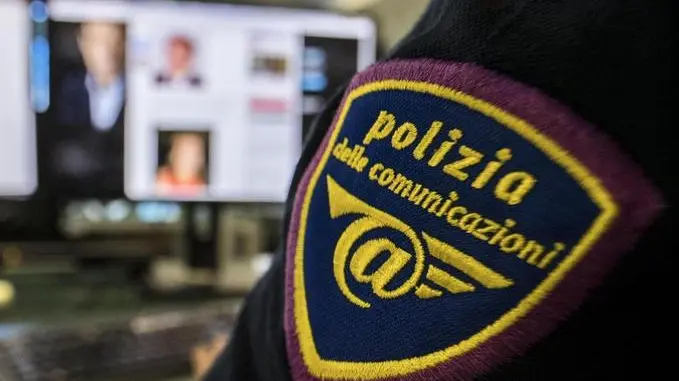 Un'immagine del Cnaipic, il Centro nazionale anticrimine informatico della Polizia postale, che in un'ìndagine coordinata dalla Procura di Roma, ha scoperto e smantellato una centrale di cyberspionaggio che per anni ha raccolto notizie riservate e dati sensibili su politici, istituzioni,.pubbliche amministrazioni, studi professionali e imprenditori di livello nazionale. Due le persone arrestate, trovate in possesso di un database con oltre 18mila username. Roma, 10 gennaio 2017. ANSA/ MASSIMO PERCOSSI