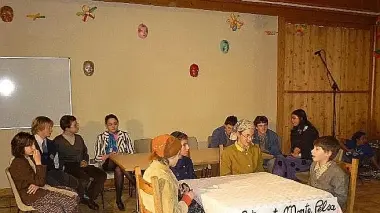 Gli studenti di Cencenighe durante la commedia