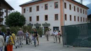 “Ra ciasa de ra Regoles” e (in alto) il presidente Cinzia Ghedina
