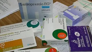 In alto Roberto Grubissa di Federfarma e qui sopra alcuni farmaci generici