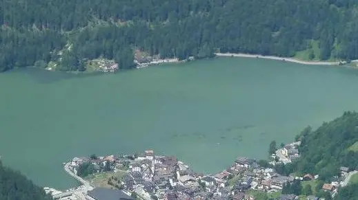 - Una veduta del lago di Alleghe una delle perle del turismo agordino