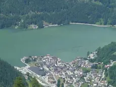 - Una veduta del lago di Alleghe una delle perle del turismo agordino