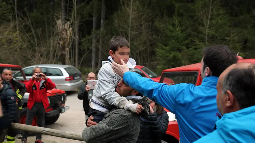Una foto fornita dai vigli del fuoco di Belluno mostra l'abbraccio tra il padre ed il bambino dopo essere stato ritrovato a Domegge, 12 aprile 2014. ANSA/VIGILI DEL FUOCO BELLUNO- EDITORIAL USE ONLY