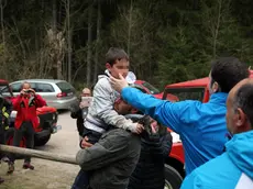 Una foto fornita dai vigli del fuoco di Belluno mostra l'abbraccio tra il padre ed il bambino dopo essere stato ritrovato a Domegge, 12 aprile 2014. ANSA/VIGILI DEL FUOCO BELLUNO- EDITORIAL USE ONLY