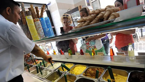 Un gelataio in un bar del centro di Roma in una foto d'archivio del 12 luglio 2008. ANSA/CLAUDIO ONORATI