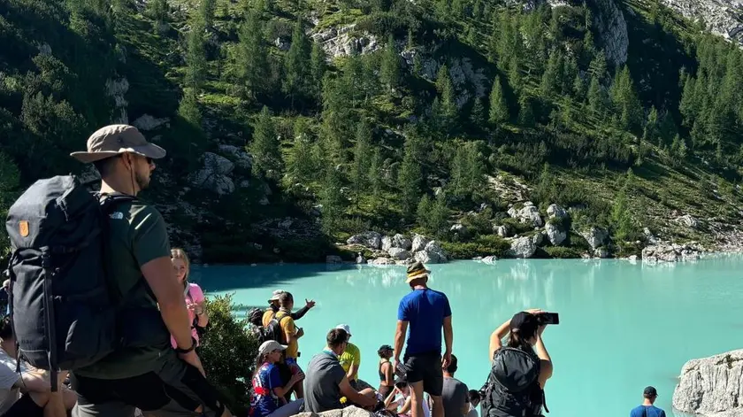 Turisti sulle sponde del lago di Sorapis