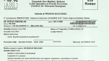 A destra il carcere di Baldenich Qui sotto la cartella clinica di Simone De Dorigo, compilata dal pronto soccorso dell’ospedale di Belluno il 4 ottobre scorso