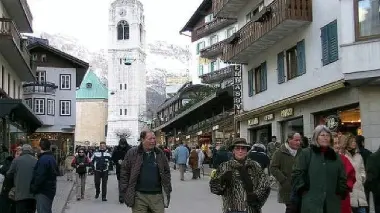 A destra turisti per la via principale di Cortina