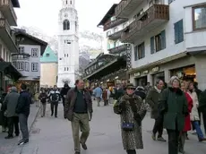 A destra turisti per la via principale di Cortina