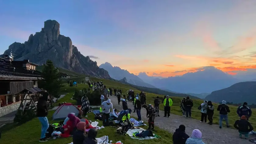 Alba spettacolare sul Passo Giau richiama centinaia di motociclisti